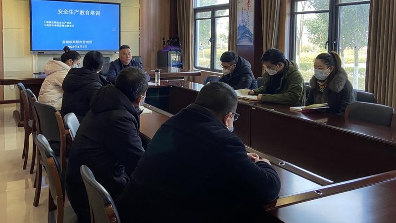 心理咨询师资格证考试分为笔试和面试两个部分。笔试科目包括：